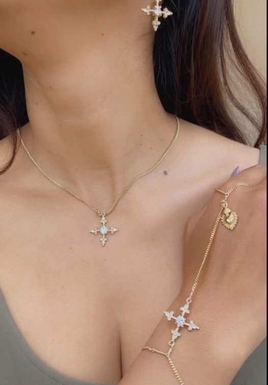 Santa Erica Cruz Hand Chain