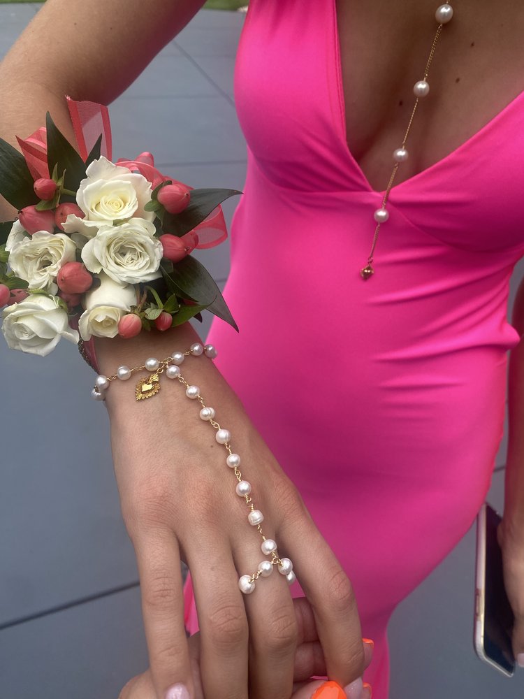 Santa Erica Pearl Hand Chain